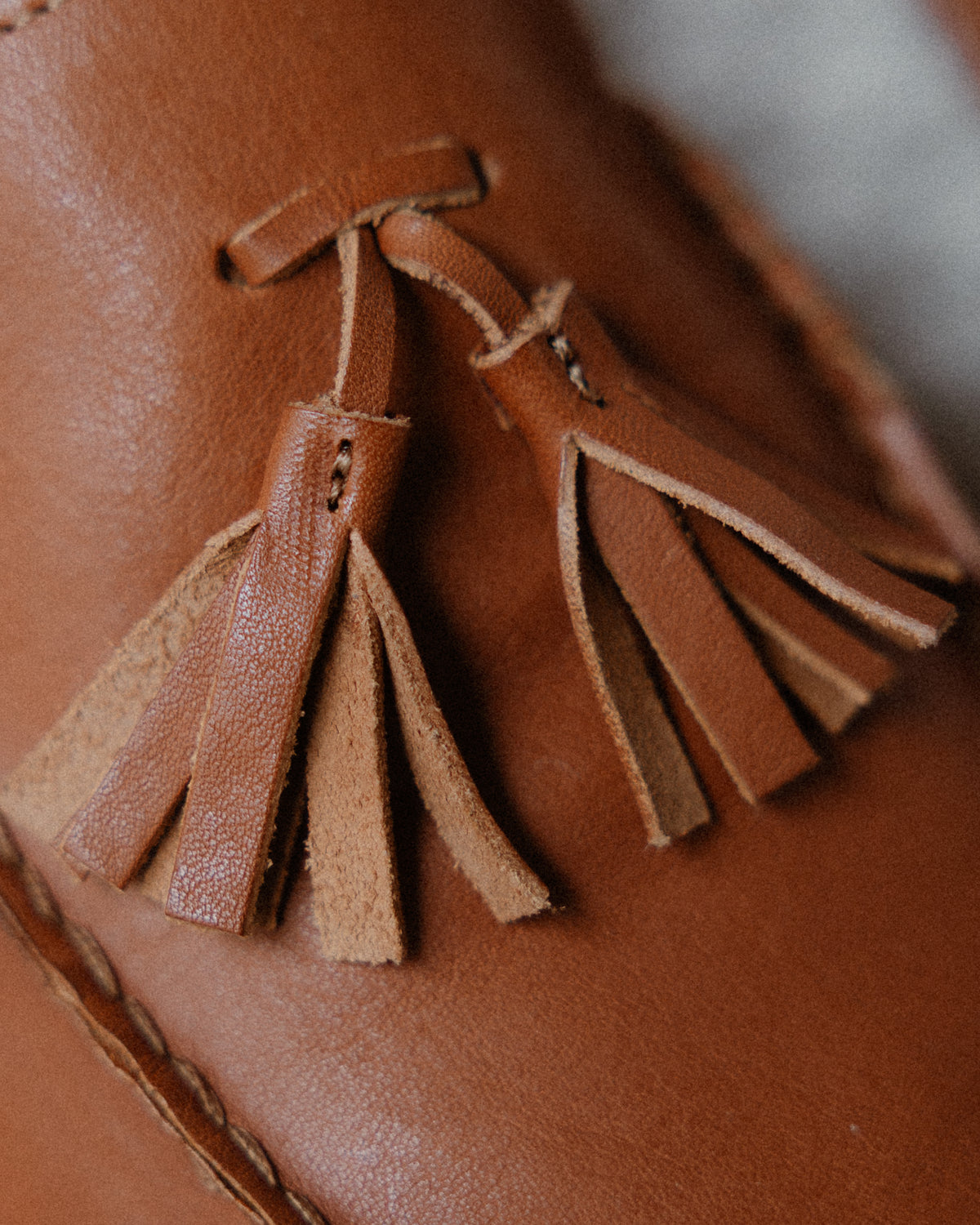 Detalle de la borla de cuero del mocasín TRIBECA Cognac Brown