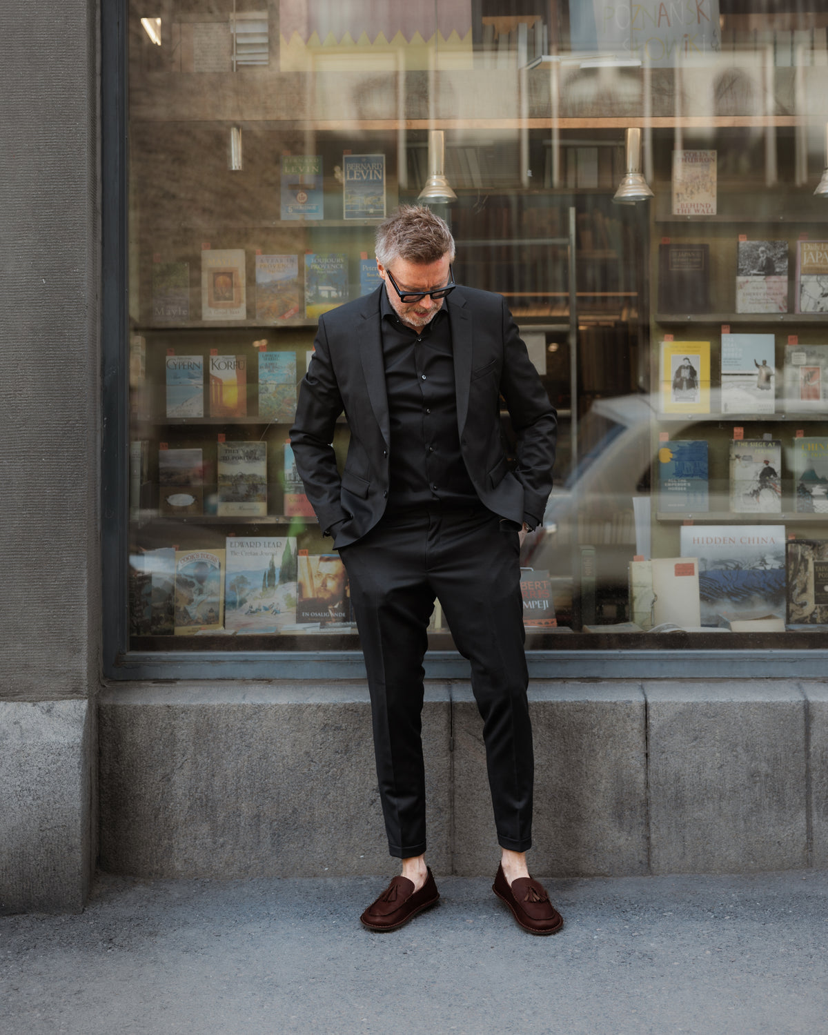 Hombre de traje oscuro frente a una vitrina, con mocasines TRIBECA Cocoa Brown
